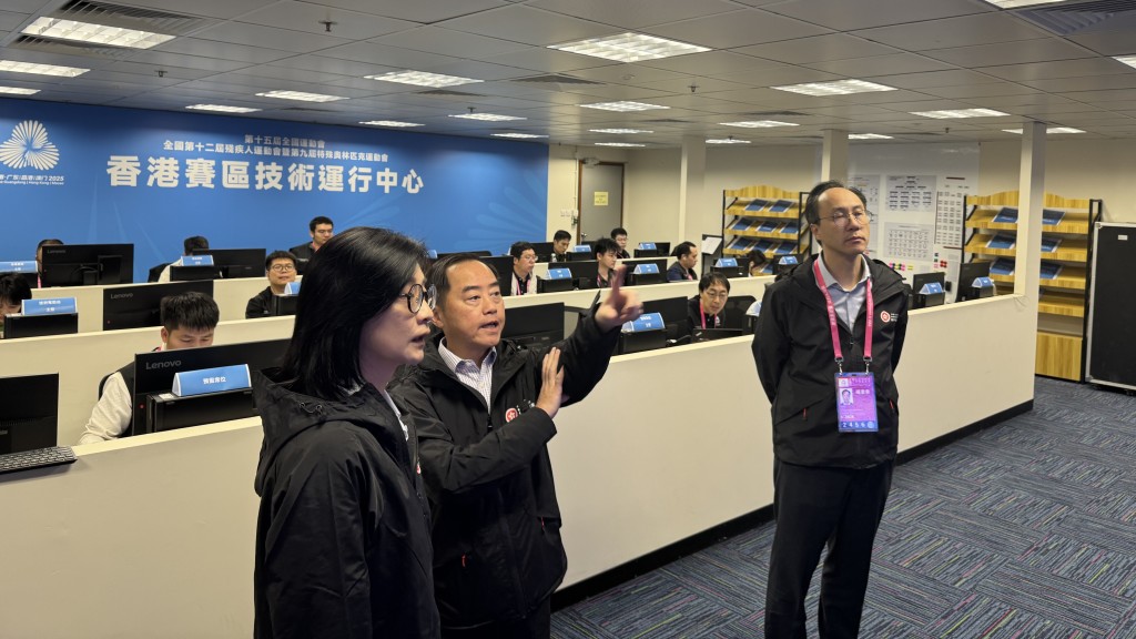 黃志光（中）今日到第十五屆全國運動會香港賽區技術運行中心，了解賽事期間的各項監測安排。政府新聞處