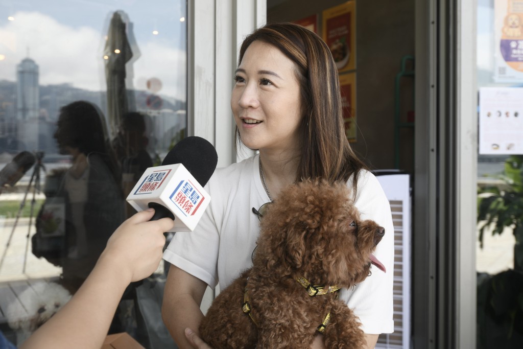 盧小姐以寵物車盛載愛犬,帶同牠進入餐廳用膳。 盧小姐以寵物車盛載愛犬,帶同牠進入餐廳用膳。