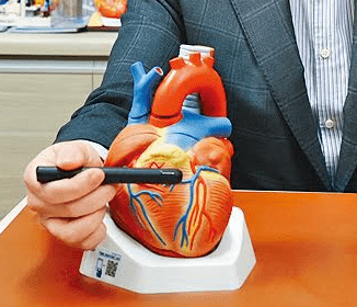 過多壞膽固醇會積聚在血管內壁,形成粥樣斑塊,慢慢堵塞血管,隨時引發冠心病或急性心肌梗塞而不自知。 過多壞膽固醇會積聚在血管內壁,形成粥樣斑塊,慢慢堵塞血管,隨時引發冠心病或急性心肌梗塞而不自知。