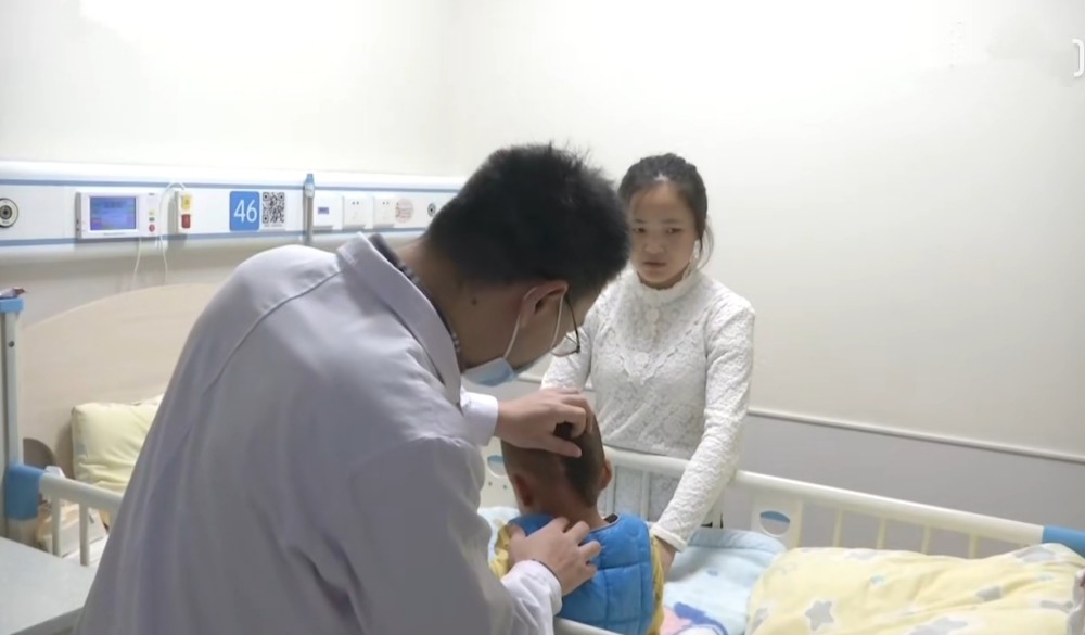 男童經手術後已經取出筷子。網上圖片