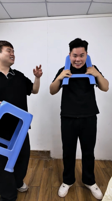 内地“卡凳挑战”热爆。 小红书／抖音