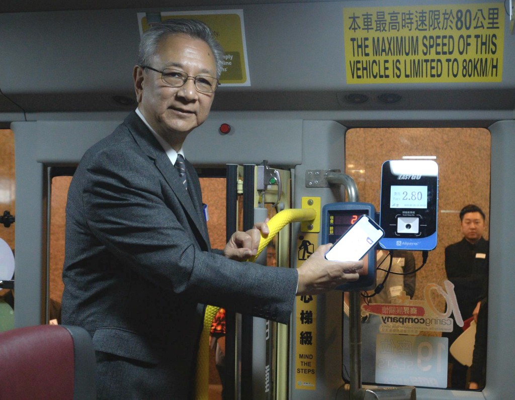 乘客需打開AlipayHK手機應用程式,可以二維碼一掃支付方式支付車資