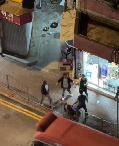 馬尾姐上前勸交。FB香港突發事故報料區及討論區 Becky Cohen影片截圖