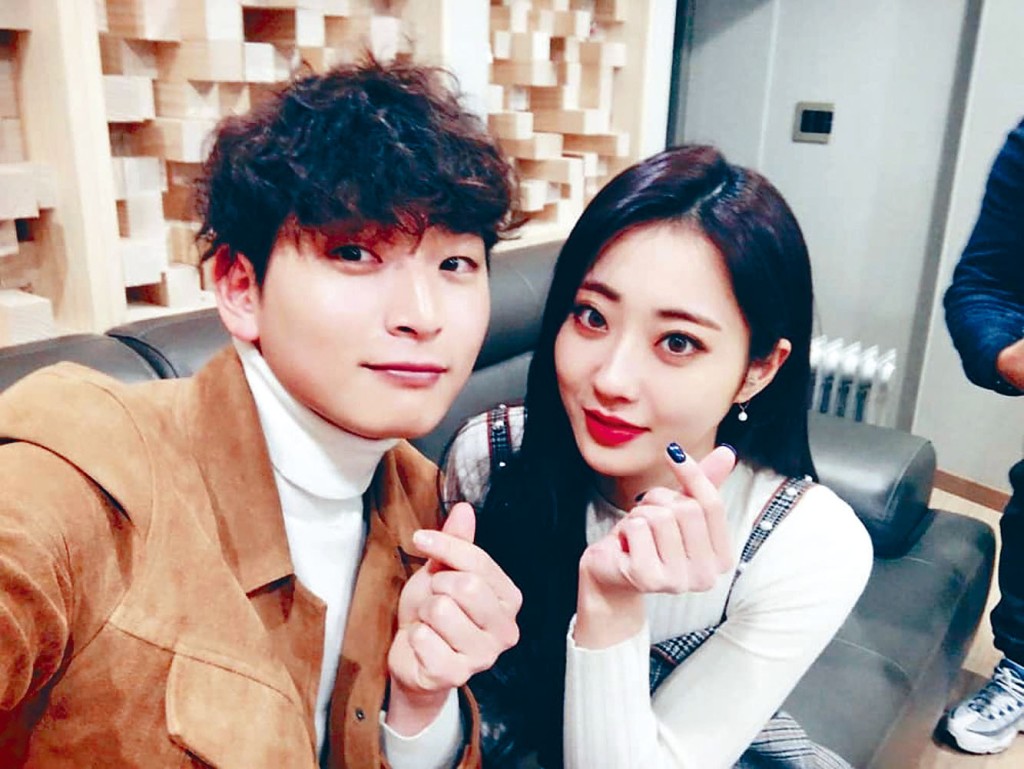 珍雲與女友倞利，昨日傳出分手的消息。