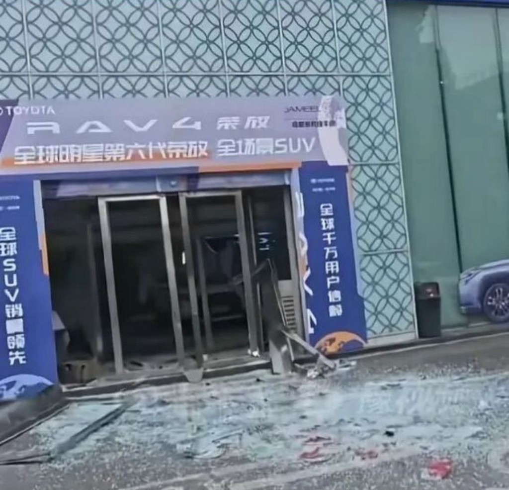 成都漢炸汽車銷售店1死4傷。