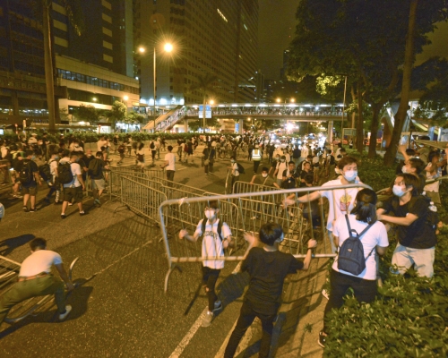 示威者企圖以雜物堵塞及霸佔立法會附近主要道路。