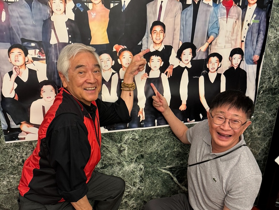 1958年話劇《苦兒樂園》演員激罕同框。 1958年話劇《苦兒樂園》演員激罕同框。