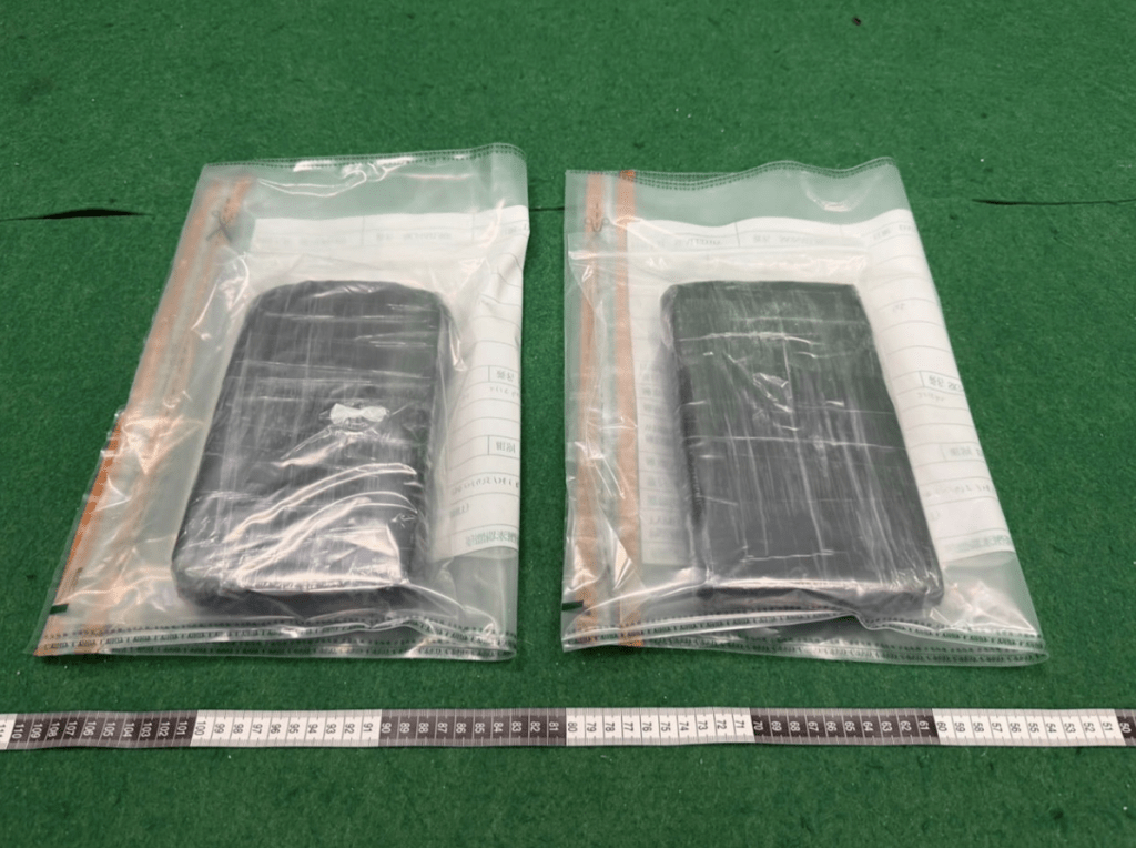 海關連破兩宗機場運毒案 檢值255萬元可卡因及大麻花 兩內地客被控。海關圖片 海關連破兩宗機場運毒案 檢值255萬元可卡因及大麻花 兩內地客被控。海關圖片