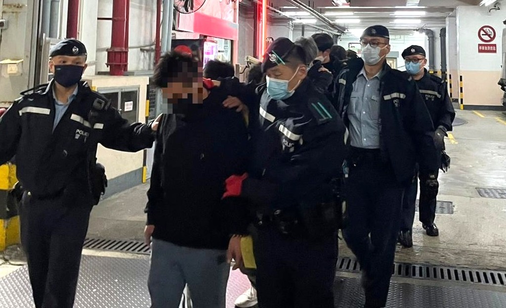 警方搗破懷疑無牌酒吧帶走涉案人士。