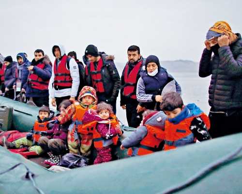 在法國北部維梅勒市附近海岸，一艘載有逾四十名難民包括小童的橡皮艇，周三準備啟程橫渡英倫海峽。