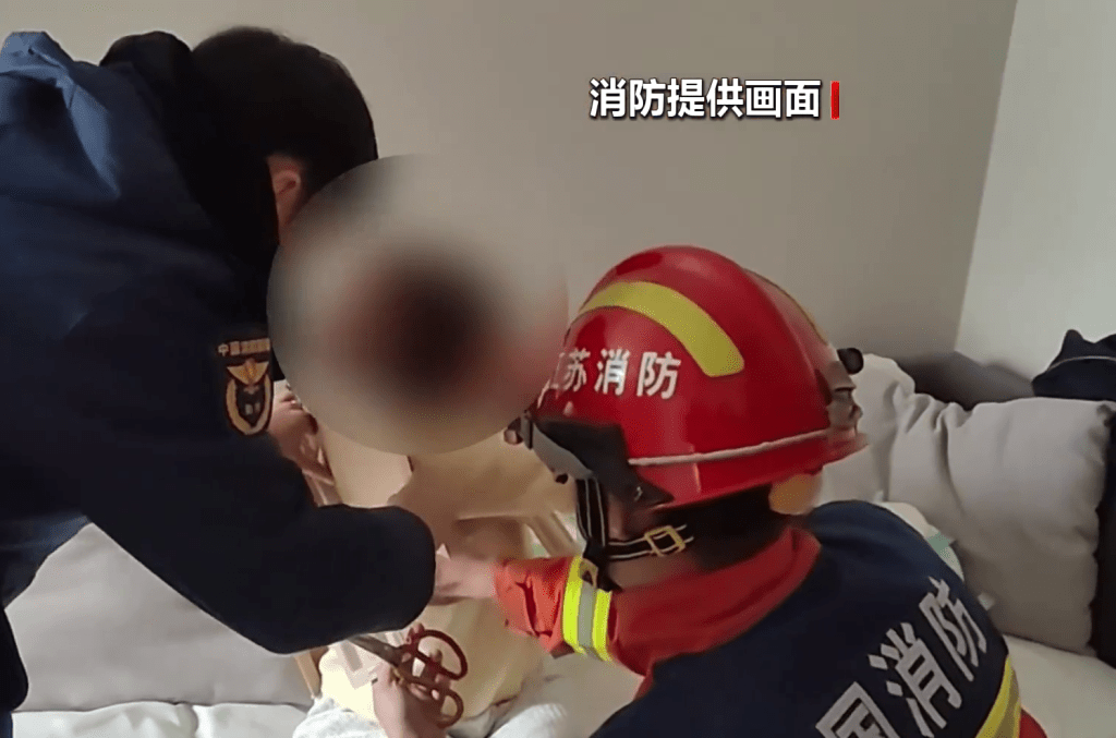徐州消防卡在塑胶矮櫈的女童。 