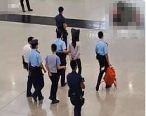 網傳疑似為華航乘客在機場被捕。 台灣專頁厭世工程師 FB 圖片