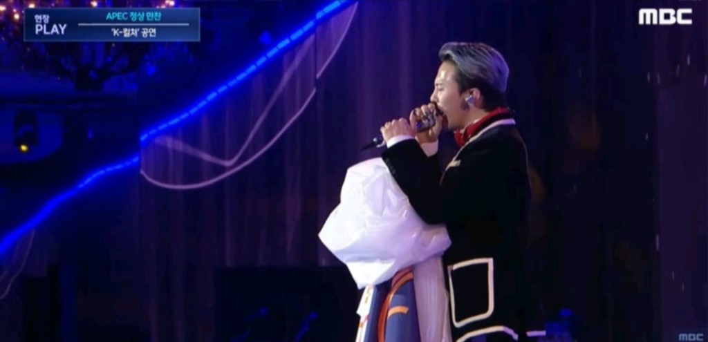 激情演出的GD唱到成頭汗。 激情演出的GD唱到成頭汗。