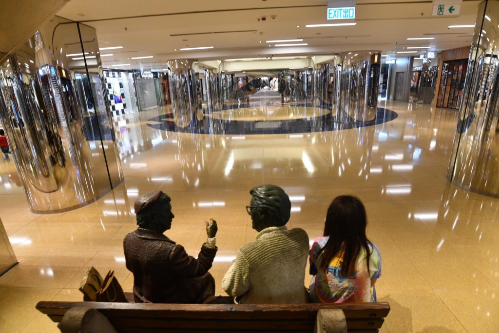 2人源頭不明涉太古城中心。