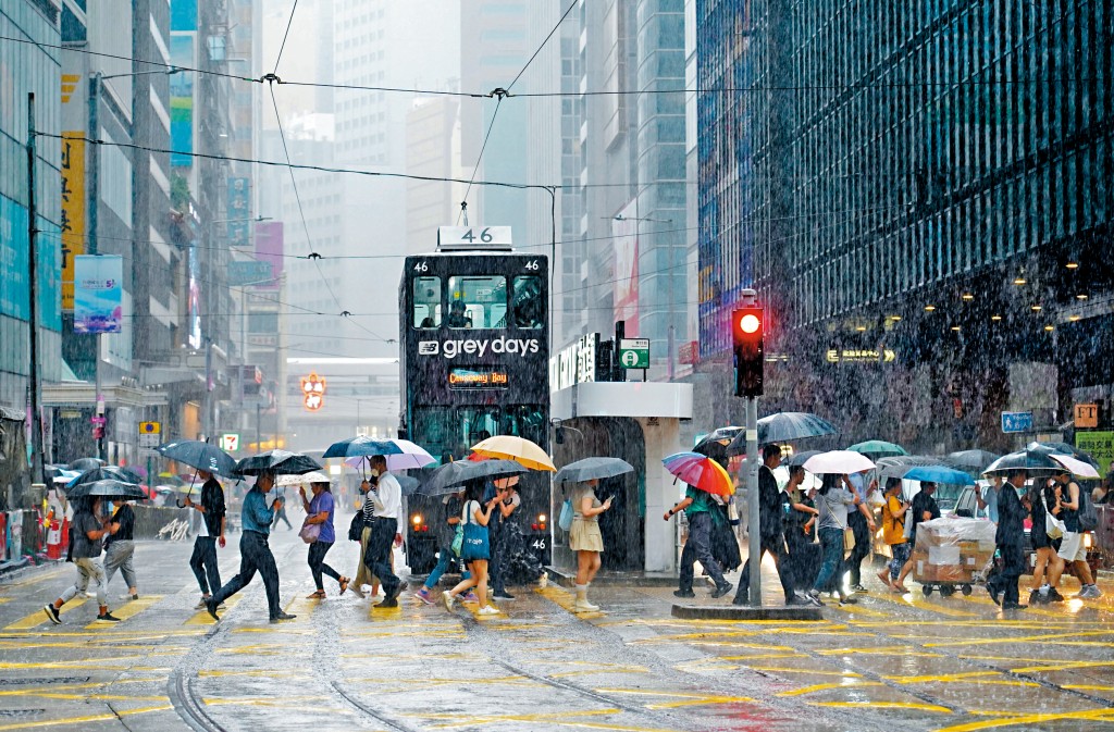 昨日連場暴雨，大批市民出行時甚為狼狽。