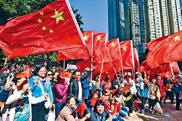 ■數百人昨在灣仔港灣道花園參加「愛國護港撐警」集會。