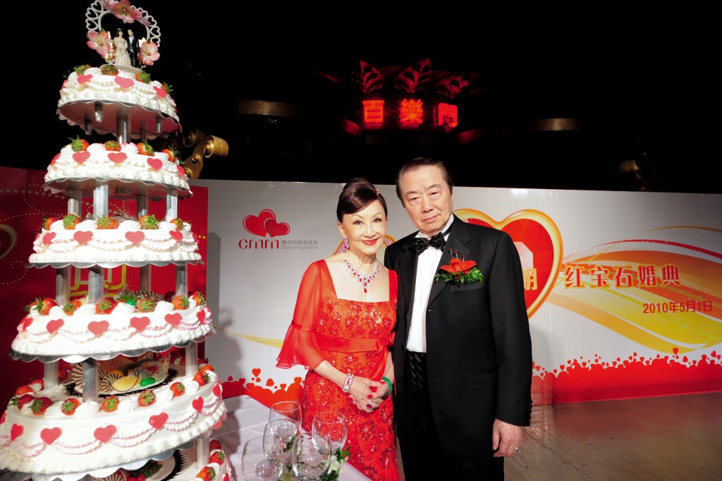 2010年大宴親朋慶祝結婚40周年。