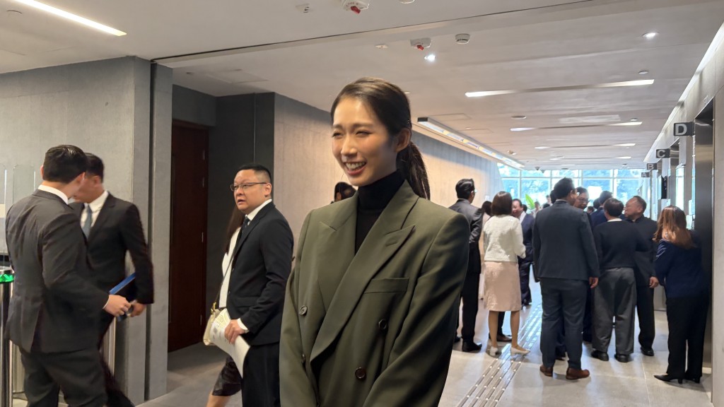 立法會宣誓︱江旻憓「開金口」 借誓詞談工作承諾：希望大家一齊進步