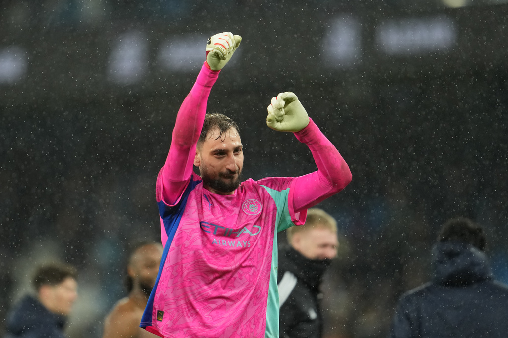 當拿隆馬末段撲救,成為曼城保住3分的功臣。美聯社 當拿隆馬末段撲救,成為曼城保住3分的功臣。美聯社