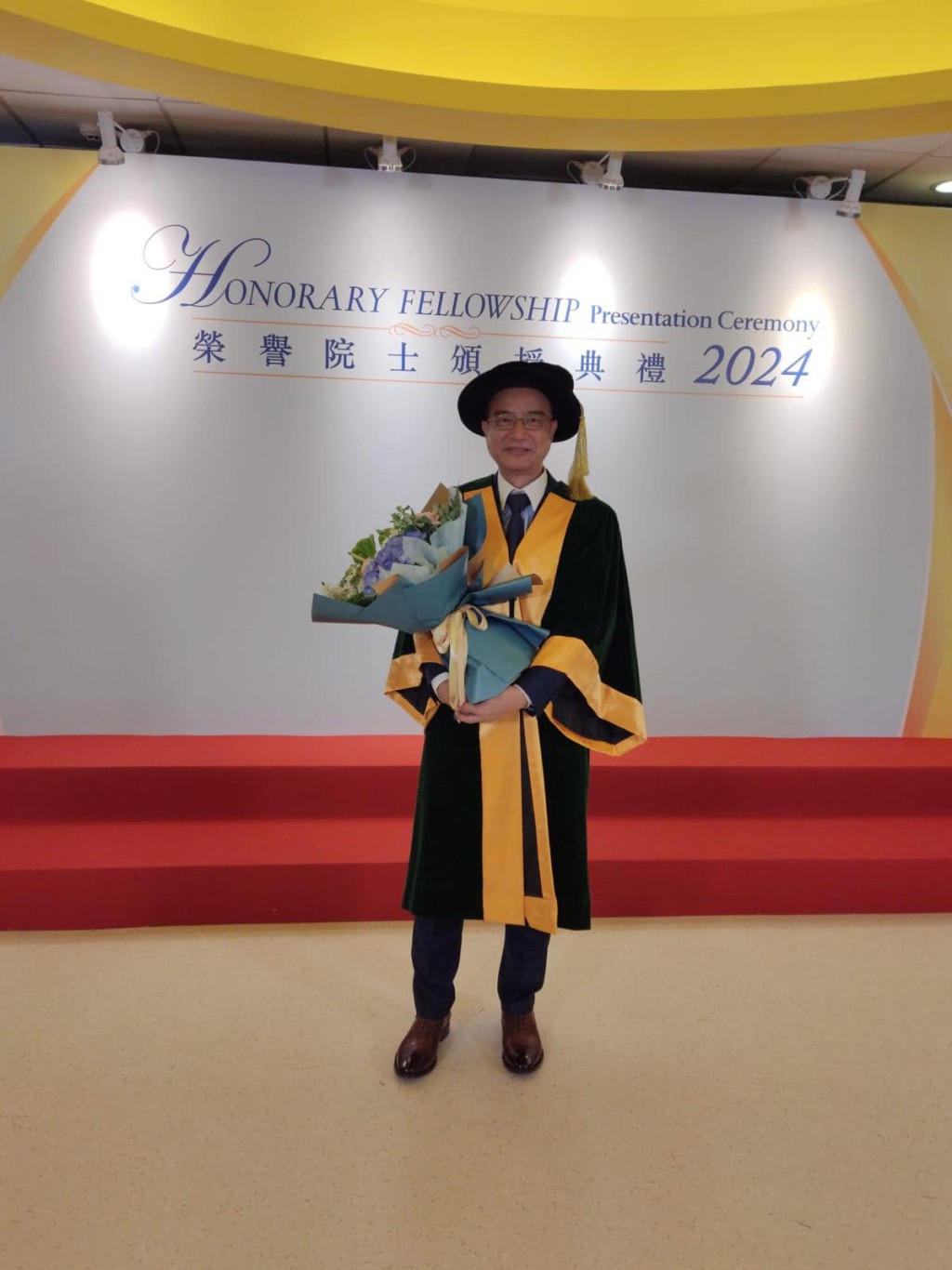 昨日（28日）钟志光获教育大学颁发荣誉院士。