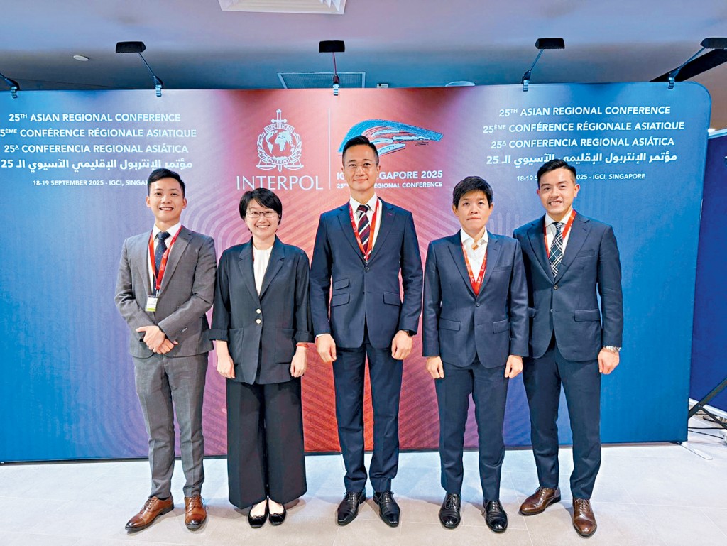 刑事及保安處處長陳東高級助理處長(中)率團出席新加坡舉行的「第25屆國際刑警組織亞洲區會議」，與來自49個國家及地區代表深入交流，共同探討亞洲地區打擊跨國有組織犯罪的執法行動、國際警務合作和策略。