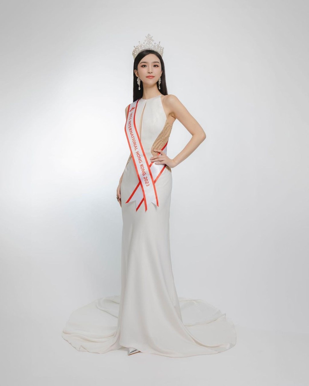 今年国际小姐竞选的香港代表，由26岁的梁庭欣（Verna Leung）成功夺得。