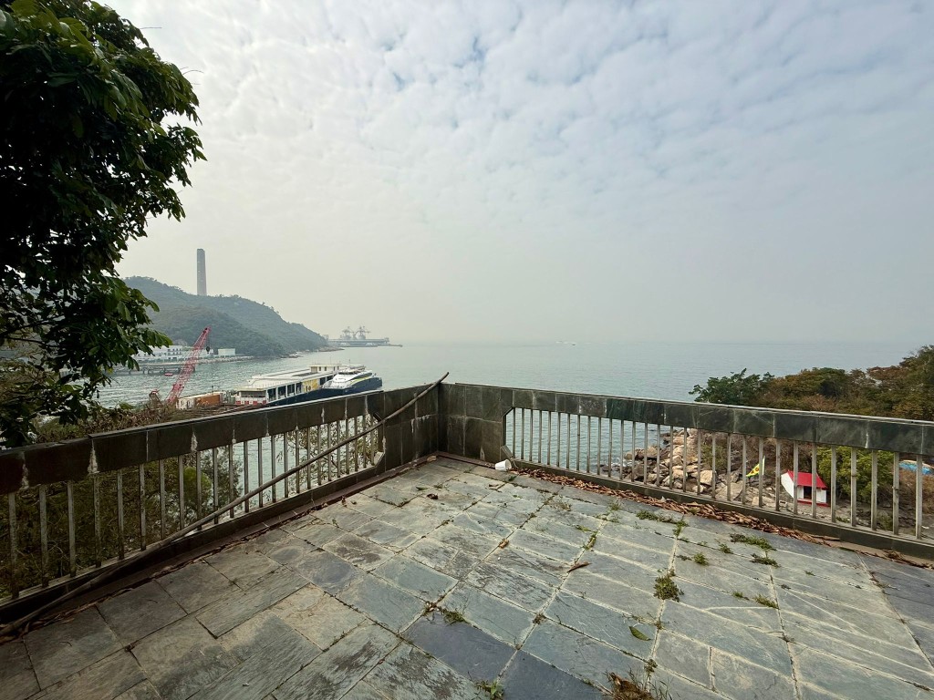 單位設有多道落地玻璃趟門連接室外,採光度十足,可將室外開揚海景盡收眼底。 單位設有多道落地玻璃趟門連接室外,採光度十足,可將室外開揚海景盡收眼底。