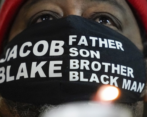 遭連開7槍致重傷的美國黑人男子布萊克的父親得知檢方決定不起訴涉案警員後發起示威。ap圖