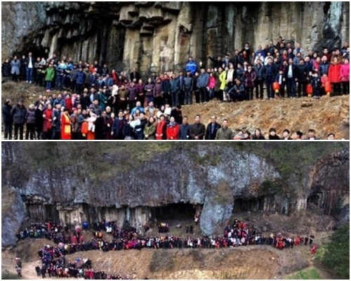 500多人在遺跡前拍下一張全家福，場面壯觀。網圖
