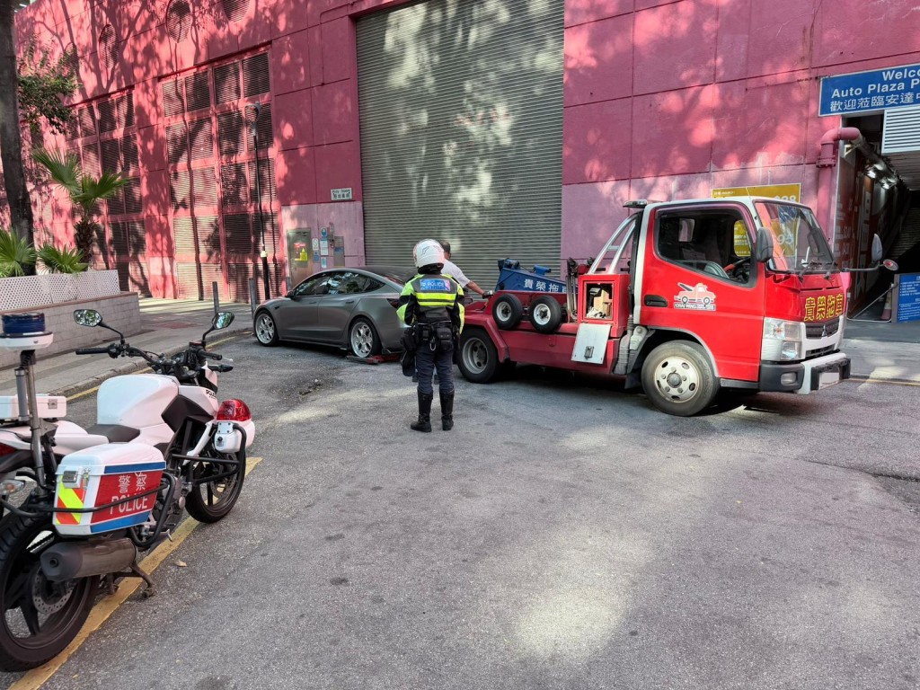 警方油尖區打擊違泊發642張告票,拖走8輛對交通造成嚴重阻塞的車輛。警方圖片 警方油尖區打擊違泊發642張告票,拖走8輛對交通造成嚴重阻塞的車輛。警方圖片