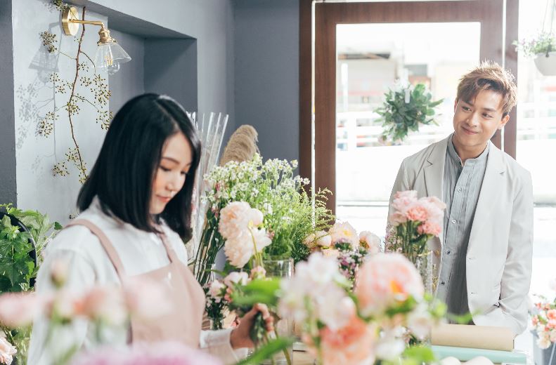 劇情指兩人在花店邂逅。