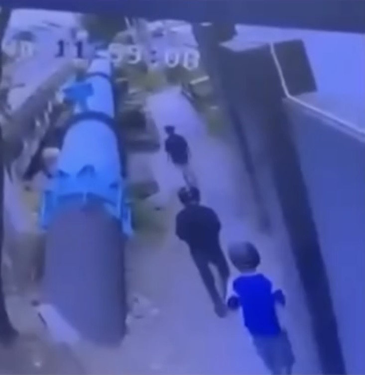 三名少年跑向纵火位置。 Facebook/สุนทร แย้มพราย