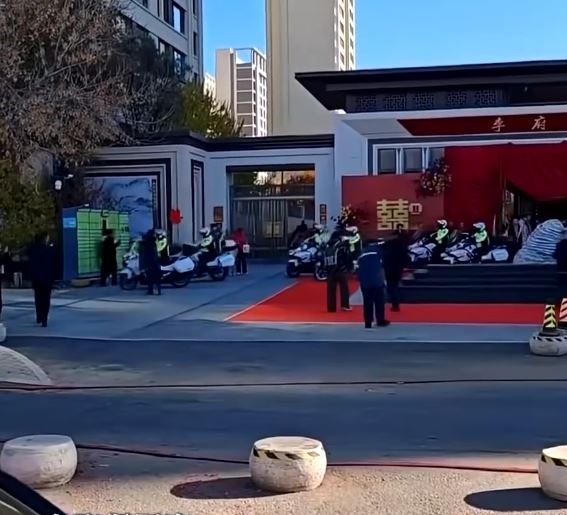 內蒙古有婚車公司找人「冒警」為迎親隊開路被罰。青城公安