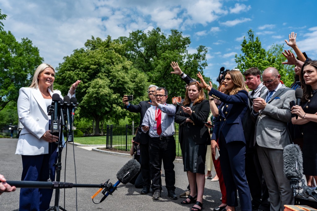 莱维特暂别记者。美联社
