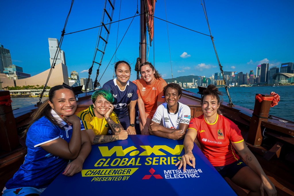 (左至右)萨摩亚队长 Michelle Curry、巴西队长 Luiza Campos、中国香港队长冯凯晴、荷兰队长 Linde van den Velde、斐济队长 Kolora Lomani、西班牙队长 Lourdes Alameda 一同登上「大张保」帆船,为即将在启德青年运动场举行的「2026年WXV全球系列挑战赛」进行队长合照。 (左至右)萨摩亚队长 Michelle Curry、巴西队长 Luiza Campos、中国香港队长冯凯晴、荷兰队长 Linde van den Velde、斐济队长 Kolora Lomani、西班牙队长 Lourdes Alameda 一同登上「大张保」帆船,为即将在启德青年运动场举行的「2026年WXV全球系列挑战赛」进行队长合照。