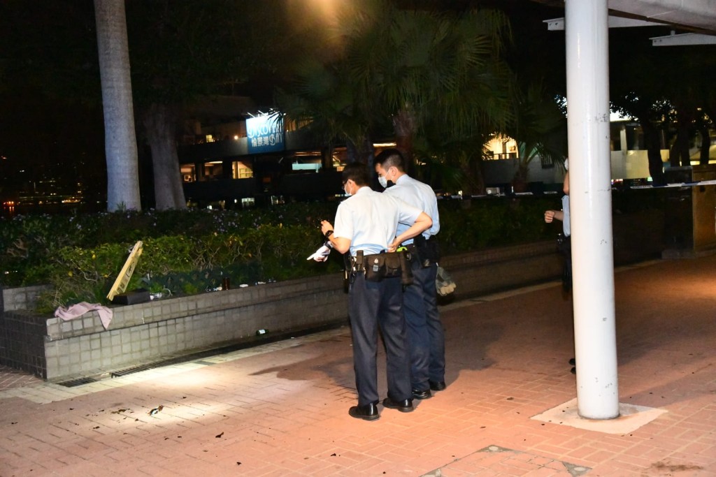 現場遺下酒瓶碎片。