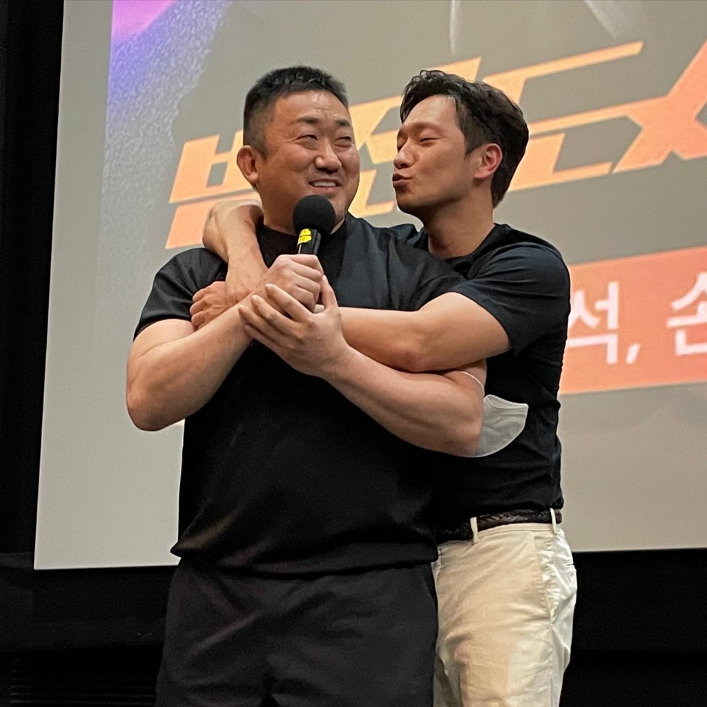 馬東石與孫錫久(右)日前為《犯罪都市2》宣傳時,扮放閃搞笑。