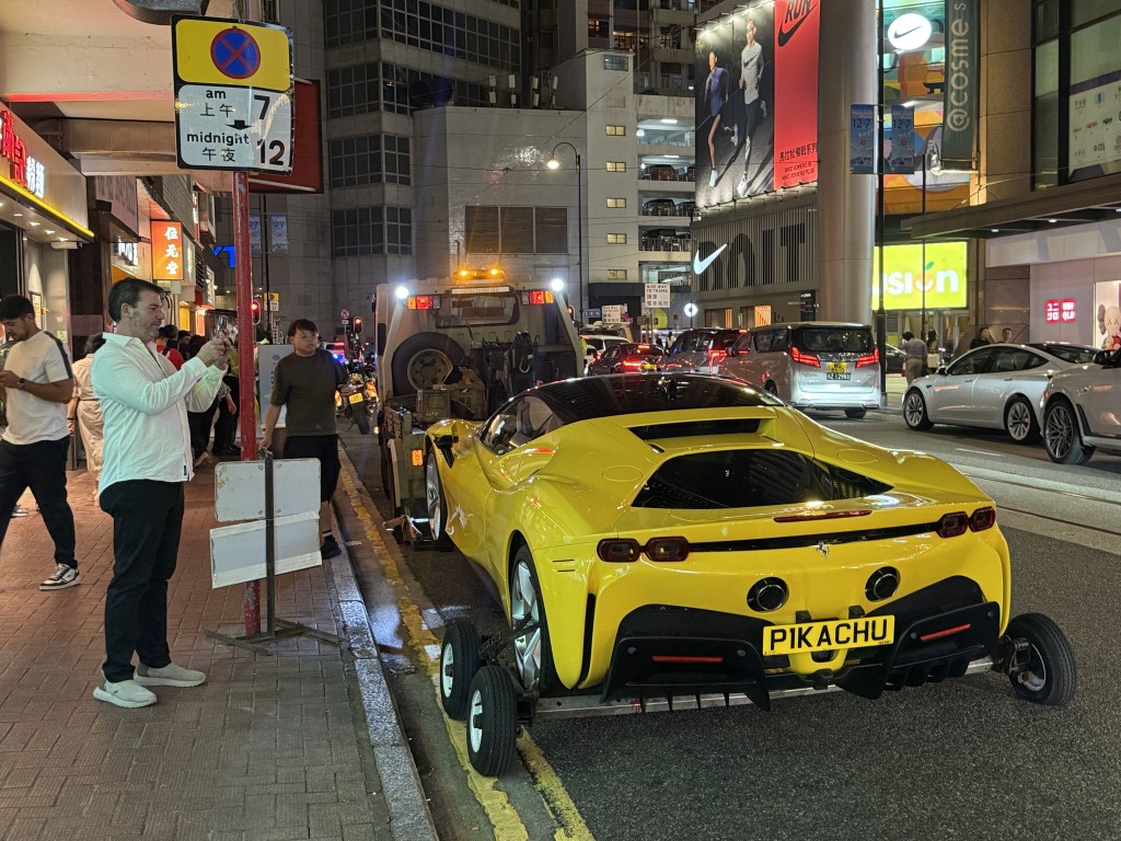 擾攘20分鐘，途人「食花生」拍照。