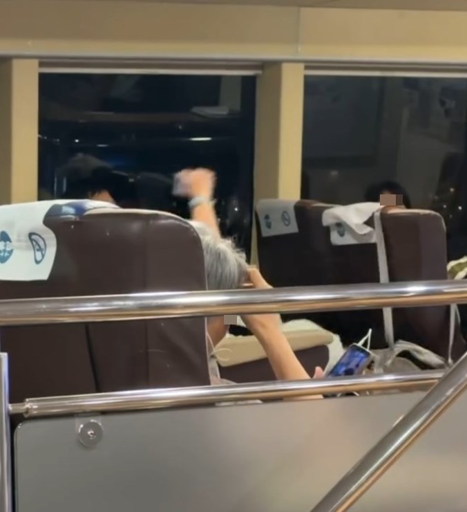 但女子繼續發聲,高喊「唔好呀,我要 陪你」,男伴似乎在說「嚇親人......得得 得得」。Threads截圖 但女子繼續發聲,高喊「唔好呀,我要 陪你」,男伴似乎在說「嚇親人......得得 得得」。Threads截圖