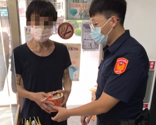 台男因疫情失業挨餓多日，到警局求助獲贈杯麵解困。網圖