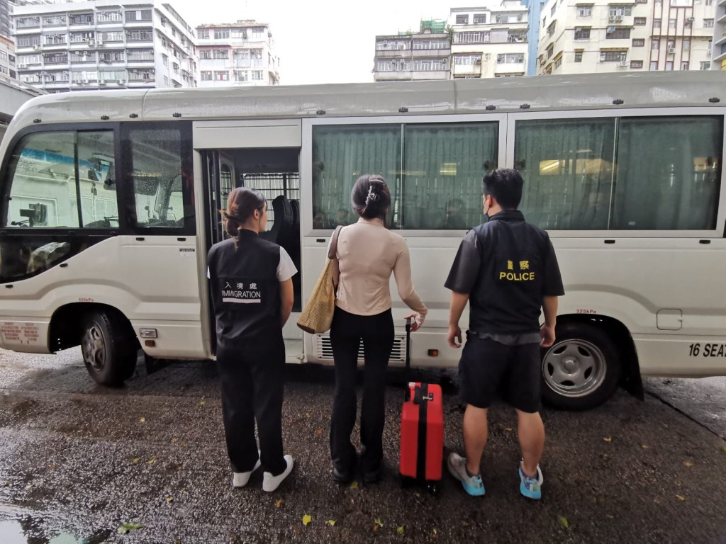 警聯同入境處旺角打擊黑工及非法入境者，拘捕11名女子。警方提供