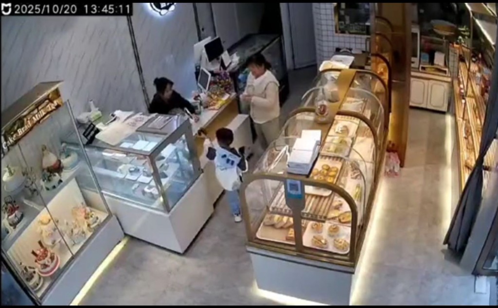 「小雲愛吃香菜」不滿店員阻止兒子用手碰食物，造謠店家食物衛生。抖音