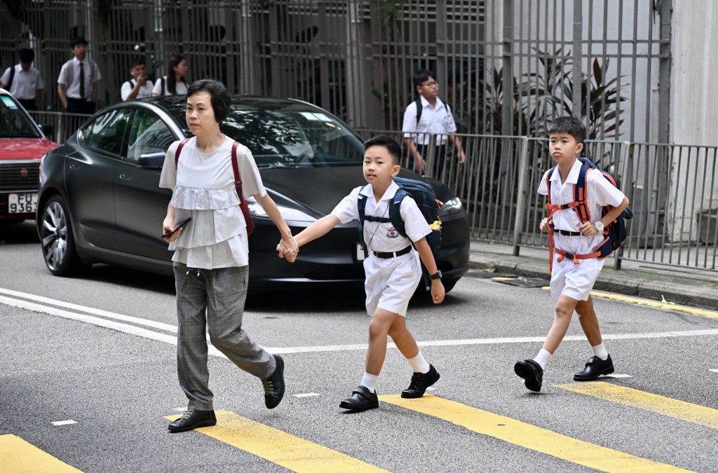 運輸署提醒學生,過馬路時不應使用流動電話或耳機、玩遊戲機或飲食。 運輸署提醒學生,過馬路時不應使用流動電話或耳機、玩遊戲機或飲食。