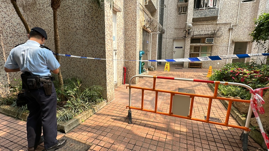 男子墮樓昏迷送院不治,警員在場調查。劉漢權攝
