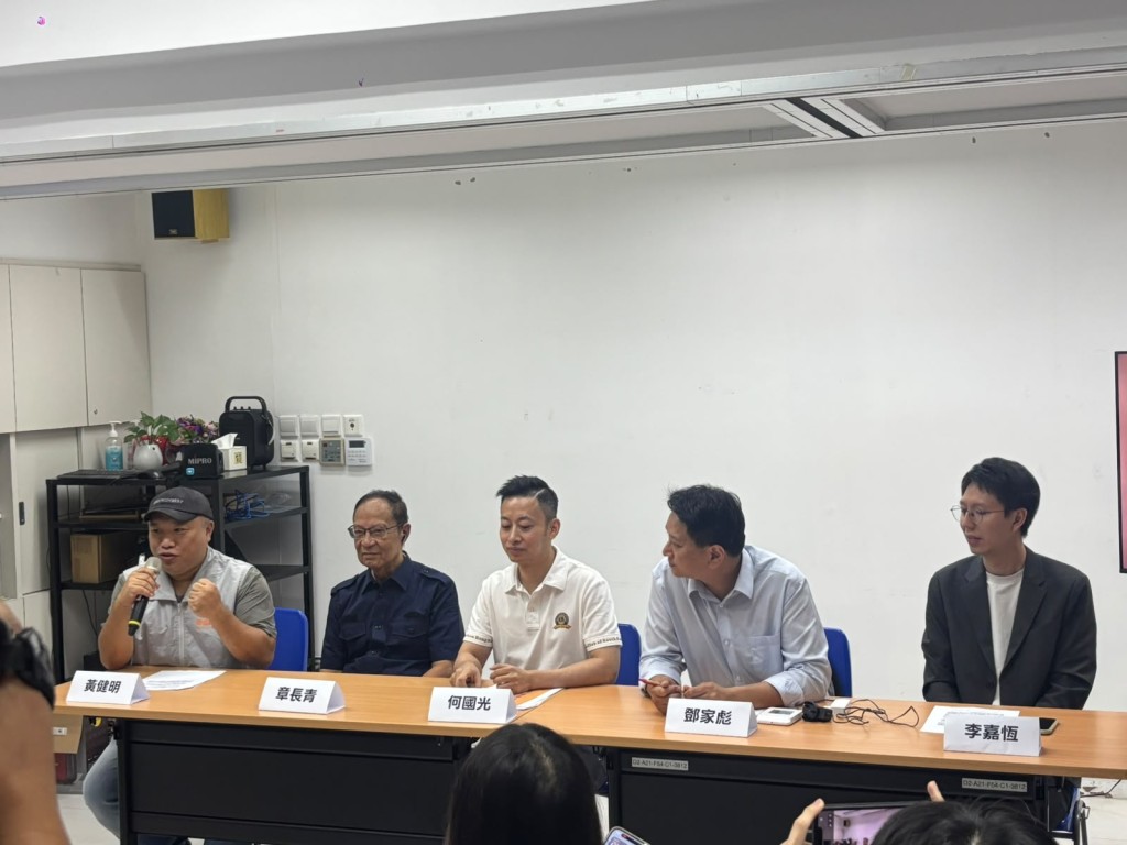 黃健明（左1)表示，關愛隊需花費時間解答家屬疑問，幸而每次詳細解釋後均能釋除顧慮，令他們樂意參與。