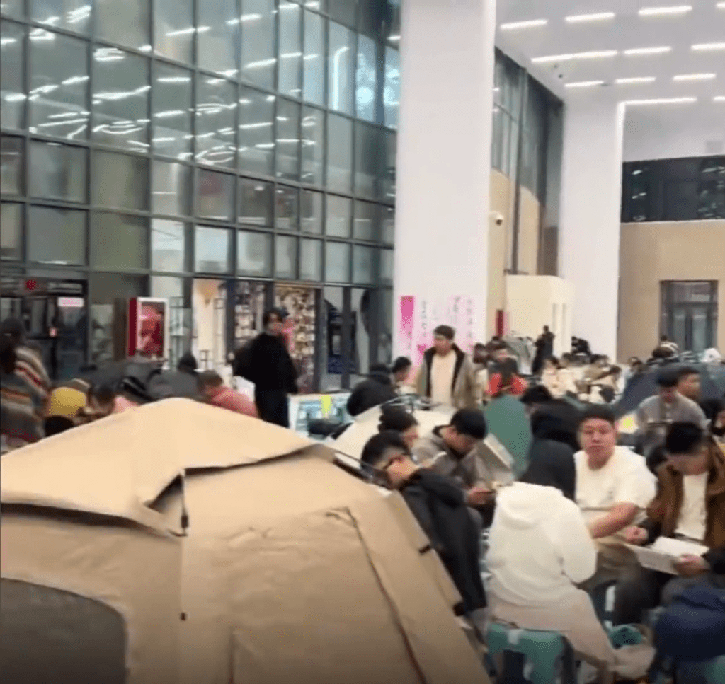 在賽里木湖婚姻登記中心,新人提前一天搭帳篷通宵排隊。 在賽里木湖婚姻登記中心,新人提前一天搭帳篷通宵排隊。