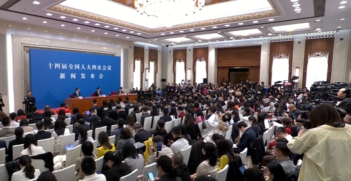 全國人大會議新聞發布會現場。央視截圖