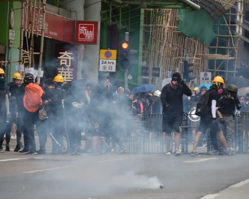 本港示威者經常會佩戴頭盔面罩防毒面具。資料圖片