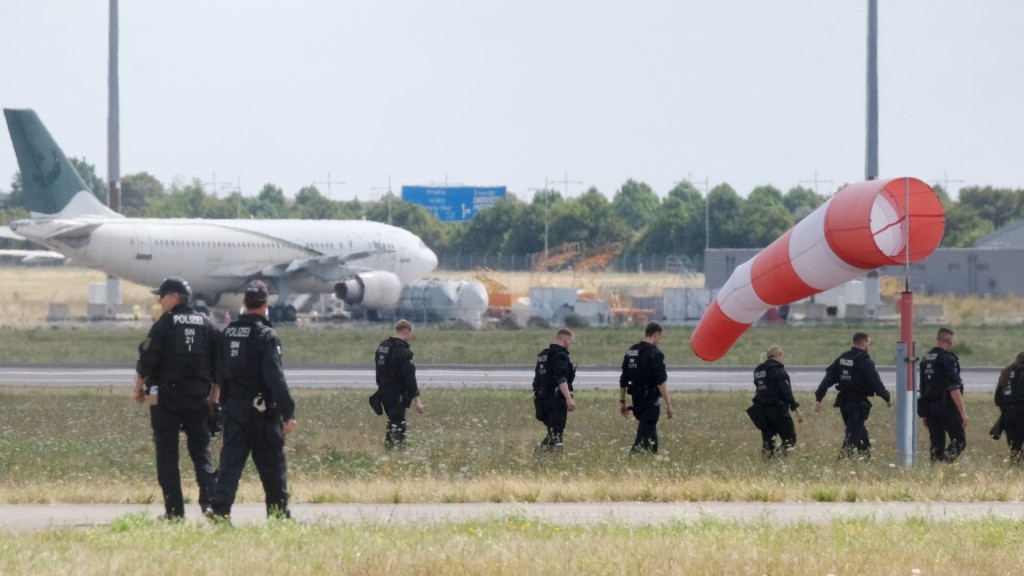 德国警员搜查莱比锡机场。 美联社