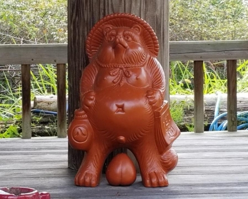 至今無人能解答狸貓胯下的圓形物體是甚麽用意。網上圖片